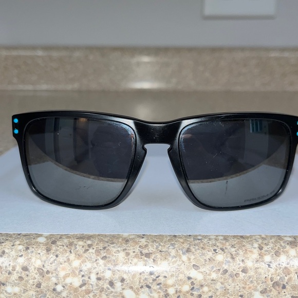 Oakley Holbrook sunglasses model 009102 – K155
Good condition. - Picture 2 of 15